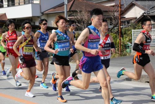 ２月１８日、初日を迎えた「第６１回県内一周大分合同駅伝競走大会」は、１３時に上青江・垣篭バス停前を再スタートしました