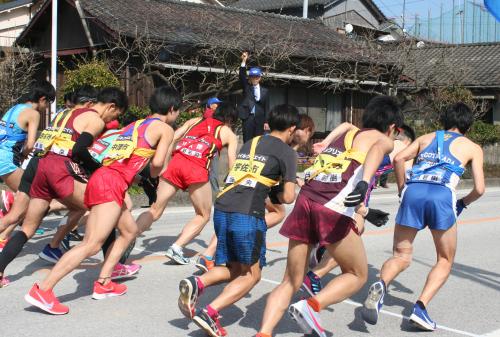 再スタートの号砲を鳴らす川野市長の写真です