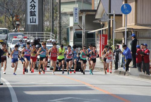 津久見市チームの選手は、地元の大声援を背に受けながら、最後まで先頭に食らいつくような力走を見せました