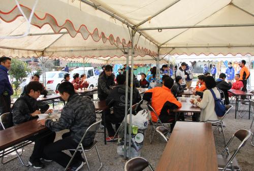 上青江・垣篭バス停前では、津久見まぐろ研究会が「まぐろ山椒鍋」などを配布しており、走り終えた選手や大会関係者の空腹を満たしていました