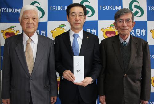 ２月１８日、大分県グラウンド・ゴルフ協会臼津支部から、市内の地域子育て支援センターに対して、防炎仕様のころころんマットが贈呈されました