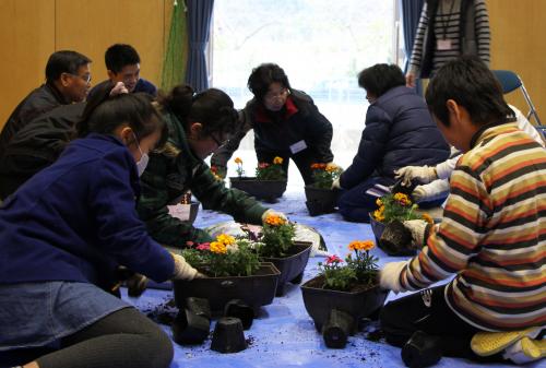 青江小学校の５年生が「うばめ園」と青江の盛人クラブ「青葉会」のみなさんと花の苗を植える交流会を行いました