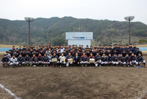 大阪工業大学野球部のみなさんとの集合写真です