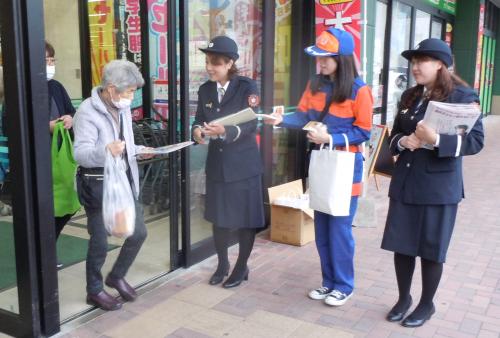 この日は、機能別女性消防団員を中心となり、買い物をし終えたお客さんに防火チラシやティッシュを配りました