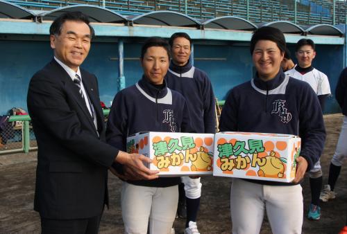 ３月１１日から１４日までの間、神戸医療福祉大学硬式野球部が津久見市民野球場で春季キャンプを行っています