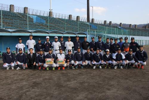 神戸医療福祉大学硬式野球部のみなさんとの集合写真です