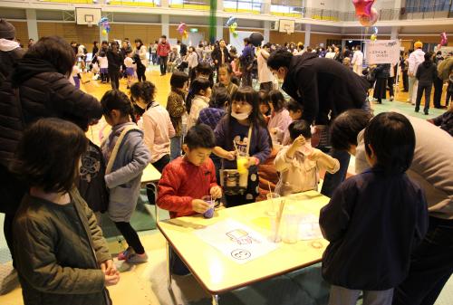 ３月３日、津久見市民体育館で子育てファミリーを応援するため、様々な体験やイベントを企画し、親子で楽しめる「こどもっと！ランドnつくみ」が開催されました