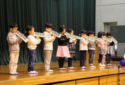 明光保育園の園児がメロディオンを演奏しました