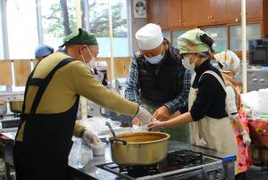 手作りカレーを男性陣が作っています