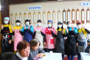 「きのこたっぷり野菜カレー」を男性のみなさんが販売し、クッキング教室で磨いた腕前を披露しました