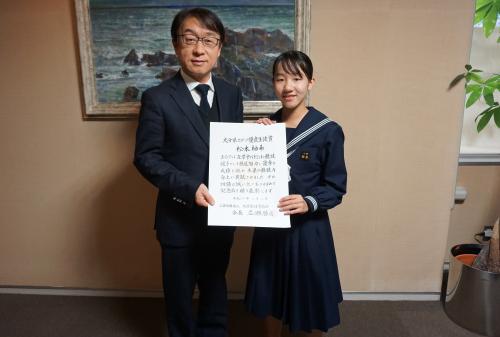 第一中学校３年の松本柚希さんが、公益財団法人大分県体育協会から、中学校在学中にスポーツに関する優秀な成績を収めたとして、「大分県スポーツ優良生徒賞」を受賞しました