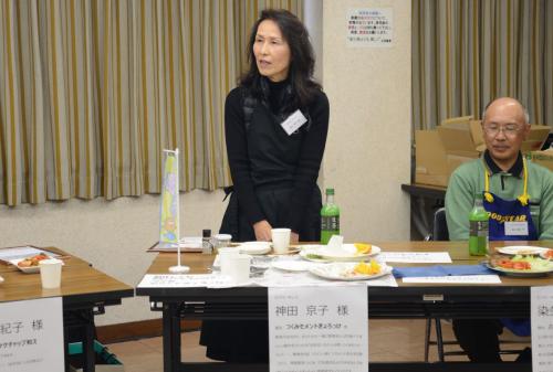 審査の結果、石灰石やセメント町をイメージし、春巻きの皮にセメント色のすり身などを包んで揚げた「つくみセメントぎょろっけ」などを考案した神田京子さんが初代チャンピオンに輝きました