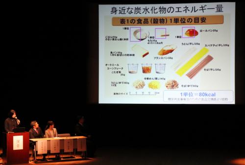 最初に、津久見中央病院 病院担当特命理事の竹下泰氏が平均寿命と健康寿命の関係について、「お達者天寿を全うするためには、運動できる筋力を保つことや栄養をしっかり摂ることが大切である」と講演を行いました