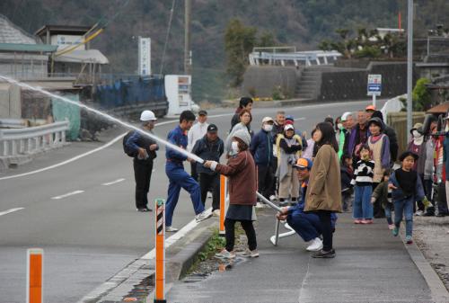 長目地区での放水訓練の様子です