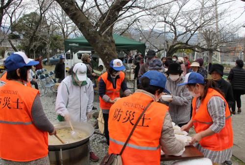 下青江神社での炊き出し訓練の様子です