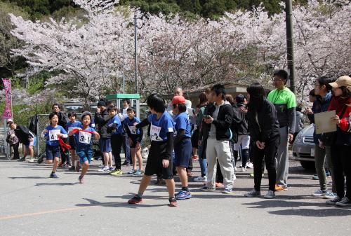 その中でも恒例のイベントである「青江ダム駅伝大会」に今年は、小学生の部に５チーム、一般の部に９チーム参加しました