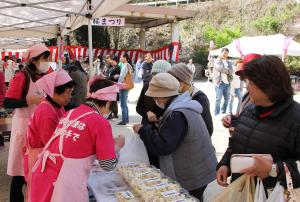 メイン会場である青江ダム公園ステージでは、クロメ汁の無料配布やヒジキ飯や石垣もちの販売がありました
