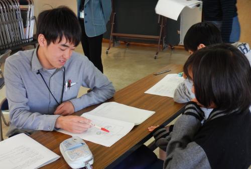 ４月２日から４日間にわたって、市公民館で市内の小学６年生・中学３年生を対象とした「春の学習クラブ」が開催され、大分大学の学生や地域のボランティアの皆さんが講師となり、全国学力調査の過去問題を使用した算数・数学の演習を行いました