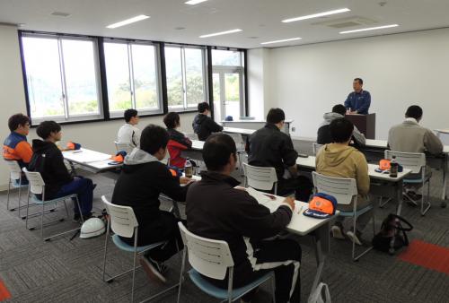 消防本部で辞令交付を受けた新入団員の方たちは、消防の組織や活動内容について学びました