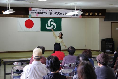 この日は初めに、村上珠美さんの創作舞踊で開講をお祝いし、平山教育長や大野直委員長のあいさつで今年度の津愛大学が始まりました