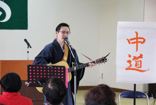 学習会として、「うたうお坊さん」として、全国各地で活動する臼杵市の法音寺 副住職の加藤圓清氏による仏教と音楽を交えた説法トーク・ライブを開催し、自身が経験した仏教の教えや厳しい修行で感じたことを歌に乗せて、披露していただきました