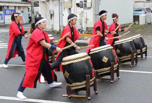 宗麟太鼓のパフォーマンスで迎えたこのイベントは、角崎通りを歩行者天国にして、飲食やハンドメイド雑貨などの販売を行い、たくさんの人で賑わいを見せました