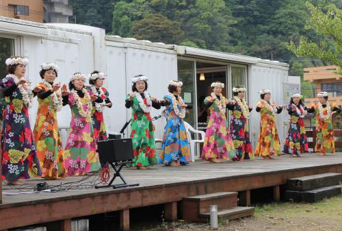 「津久見市文化協会・芸能団体」による音楽の演奏やフラダンス、尺八、詩吟などの披露が行われ、新しい時代の幕開けをみんなで喜び合いました