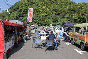 つくみイルカ島駐車場で多数のお店が出店したミニ軽トラ市もたくさんのお客さんたちで賑わいました