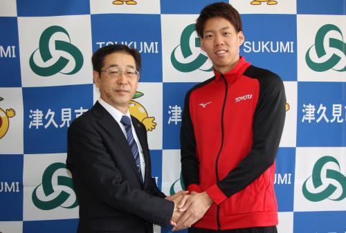 ４月に東京で開催された水泳の日本選手権 男子２００ｍ平泳ぎで優勝した渡辺一平選手の報告会が５月６日、市役所にて行われました
