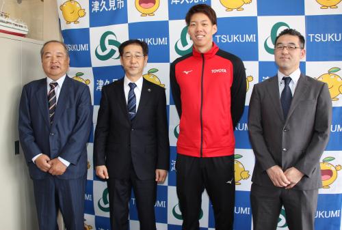 後援会会長でもある川野市長は、「日本選手権での優勝おめでとうございます。津久見市民と一緒になって応援していきたいと思いますので、頑張ってください。」と激励の言葉を述べました