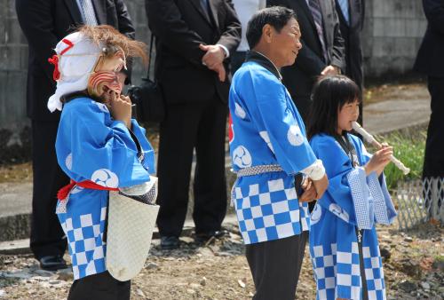 子どもたちによる太鼓や笛も祭りに花を添えました