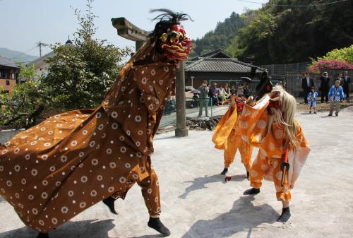 お祭りの際に奉納する獅子舞は、かつては後継者不足の中で存続が危ぶまれていましたが、何とか継承したいとの想いを持った地区の有志により、獅子舞保存会が結成され、今年で２３年目を迎えました