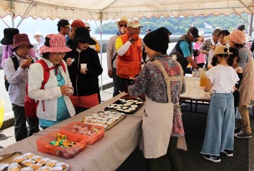 また、長目公民館では、地元の方々が手作りのお菓子やみかんジュースなどを振る舞っており、参加者は、地元のおもてなしを感じながら、完歩達成を目指していました