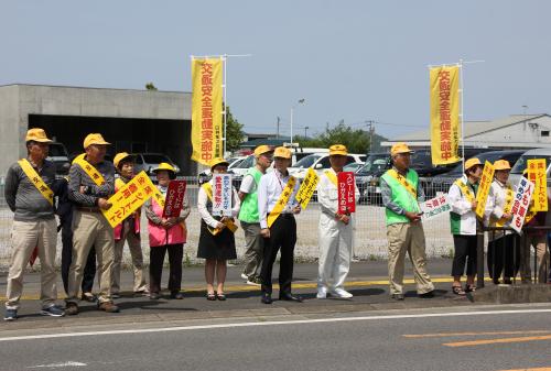 ５月１３日、幹部交番前にて、５月１１日から２０日までの間に実施する「春の全国交通安全運動」にあわせて、交通安全関係団体の皆さん約１２０名で啓発活動を行いました