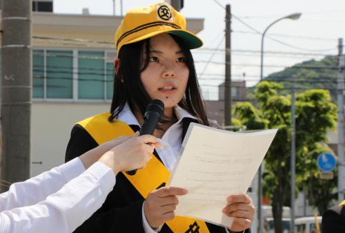 啓発活動に先がけ、新社会人を代表して、ヤングドライバー協議会の小坂梓さんが「新社会人としての自覚と責任を持ち、安全運転と交通マナーの向上に努める」などと、交通安全の決意表明を宣言しました