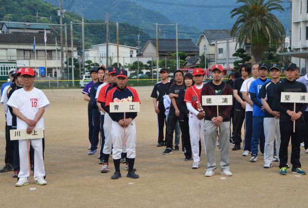 ５月１１日、市営グラウンドにて、「第４５回津久見市町内対抗ナイターソフトボール大会」の開会式が行われました