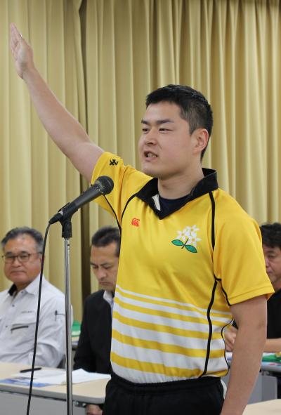 各競技の代表者に部旗が授与され、ラグビーフットボール競技の遠藤直輝選手が力強い選手宣誓を行いました