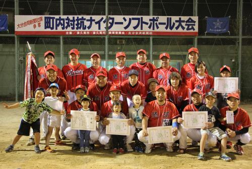 優勝した徳浦上チームの集合写真です