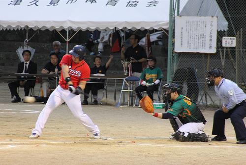 徳浦上チームは、初戦で昨年度Ｂクラス優勝の長目チームを下し、平岩チームとの対戦を迎えた決勝戦では、初回、２回に３点ずつ得点を加え勢いに乗ると、その後も得点を重ね、平岩チームを突き放しました