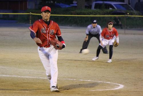 力投する徳浦上チームの選手の写真です