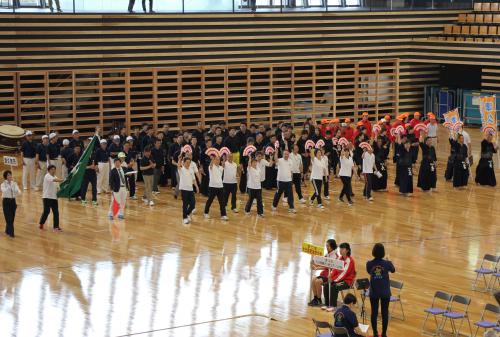 津久見市選手団は、代表して大分県障がい者スポーツ大会の陸上競技に出場する内田吉昭選手が団旗を掲げ、約２０名が会場内を行進しました