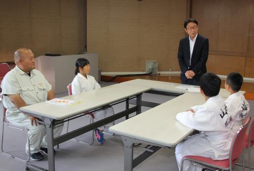 ６月１０日、市教育委員会を訪れ、平山教育長に県大会での報告を行いました