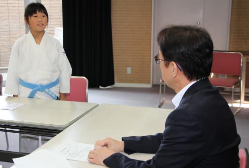 平山教育長が激励の言葉を述べたあと、３選手それぞれが九州大会に向けての決意表明を行いました