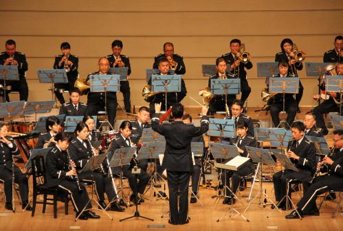 おしゃれで親しみやすいメロディーを楽しむことができ、満員の会場からは温かい拍手が送られました