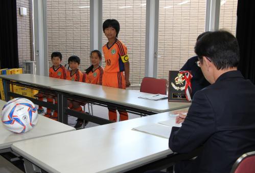 ６月１２日、大会に出場した小学３年生から６年生の部員１０名が市教育委員会を訪れ、平山教育長に大会での優勝報告を行いました