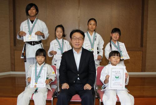 ４月に開催された「大分県小学生スポーツ少年団空手道交流大会」の結果、梅田咲優選手（千怒小１年）、田中凛選手（堅徳小１年）、川野希来吏選手（津久見小２年）、川野心々音選手（青江小３年）、山崎安珠選手（千怒小５年）の５名が、６月２２日、２３日に鹿児島県で開催さ