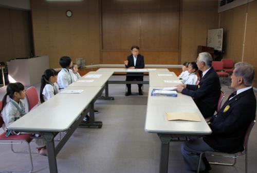 ６月１０日、市教育委員会を訪れ、平山教育長に県大会での報告を行い、それぞれの選手が九州大会に向けて、抱負を語りました