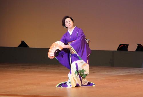 子どもから大人まで、たくさんの演者が音楽に合わせ優美で舞を披露しました