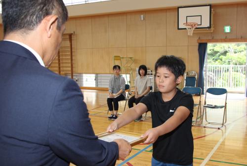 「人権の花」運動指定書が交付される様子です