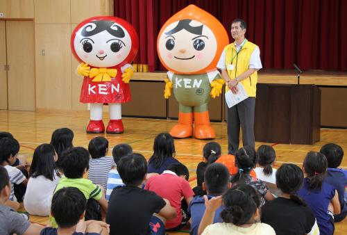 子どもたちは、指定書の交付と記念のぬいぐるみを贈呈されたあと、プランターに花の植え付けを行ったり、人権擁護委員さんに人権教室を開いてもらいました